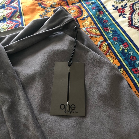 ONE byCHAPTER ONE LADIES DRESSY JOGGERS.THE MATERIAL FEELS VELVETY VELOUR.NWT!🔥 - Picture 4 of 6